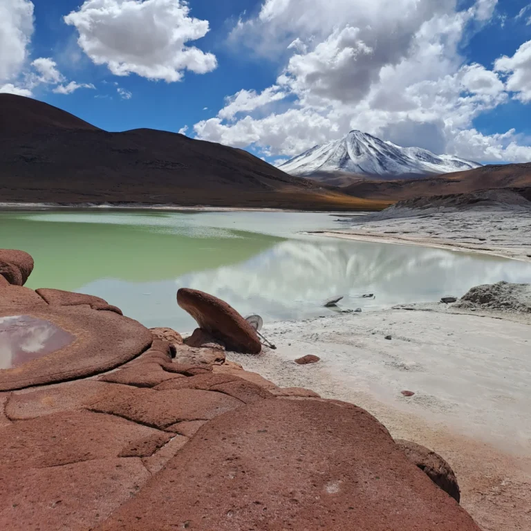 Laguna altiplánica rodeada por montañas en San Pedro de Atacama