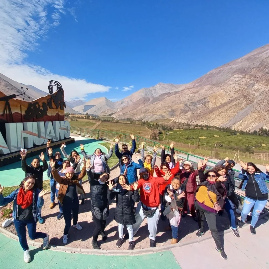 Grupo de viajeros en el Valle del Elqui, con capas de abrigo para el cambio de temperatura