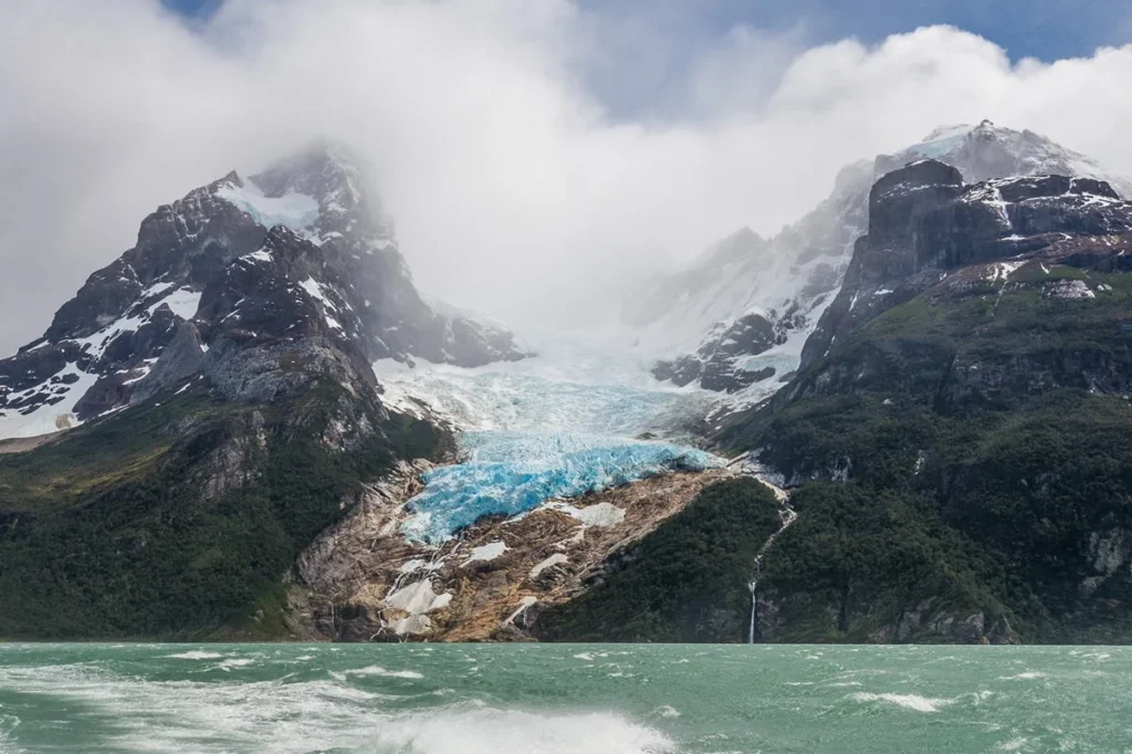 Navegación entre glaciares patagónicos en Torres del Paine