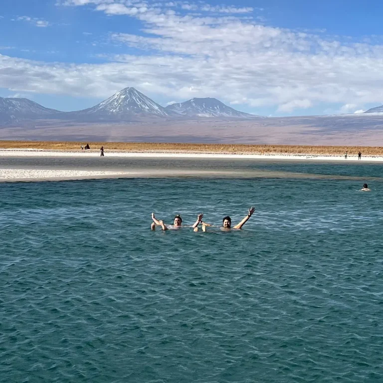 Laguna y reflejo del cielo en el Salar de Atacama