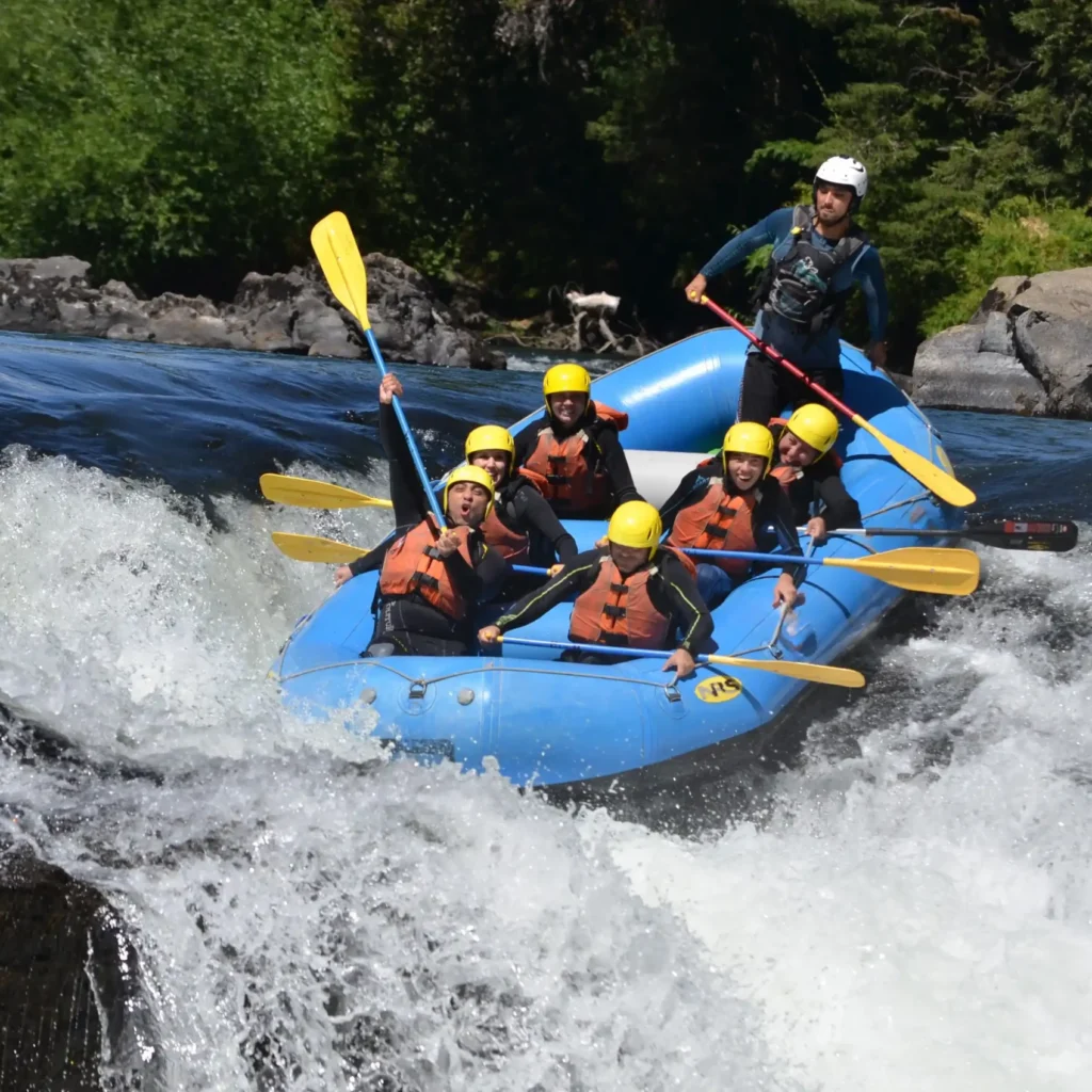 Equipo para rafting y aventura en el clima variable de Pucón
