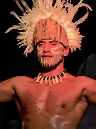 En @te.raai.rapanui la tradición cobra vida a través de la música, las danzas ancestrales, los relatos de una cultura milenaria que han acompañado al pueblo Rapa Nui por generaciones 🌺 🗿🌺 

Su ballet, sus músicos y su carismático anfitrión nos transportan a la época de los antiguos clanes descendientes de Hotu Matu'a, permitiéndonos imaginar cómo era la vida en Rapa Nui hace cientos de años.

Cada relato, cada canto y cada danza están cargados de maná, esa energía espiritual tan presente en la cultura Rapa Nui, creando una atmósfera que eriza la piel y emociona profundamente. No son pocas las miradas que se llenan de asombro y emoción al sentir tan de cerca la identidad y el orgullo de un pueblo que mantiene vivas sus tradiciones hasta el día de hoy ❤️

Una noche para compartir, aprender y sentir la esencia de una de las culturas más fascinantes del mundo, en el corazón de la isla más aislada del planeta 🌴🌊 

¿Te imaginas vivir esta experiencia durante tu viaje a Rapa Nui? 

Ve nuestras alternativas en www.elracoexperience.com 🥰

#RapaNui #TeRaai #CulturaRapaNui #chile