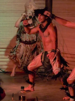 Con @mana_maohi, en sus presentaciones en @temoanarestaurante, la historia ancestral de Rapa Nui cobra vida a través de una extraordinaria obra teatral musical que combina música en vivo, danzas tradicionales, actuación y una cautivadora narrativa para revelar uno de los mayores símbolos de la isla: La historia de la construcción de los moái 🗿 

Inspirada en la tradición oral del pueblo Rapa Nui, cada escena invita a descubrir el significado de estos gigantes de piedra y el profundo legado que representan para sus descendientes ❤️

Más que un espectáculo, es un viaje por la memoria de los antiguos clanes y la época de Hotu Matu'a, donde cada interpretación transmite el maná, esa energía espiritual que ha acompañado al pueblo Rapa Nui desde tiempos ancestrales. Sus artistas, orgullosos guardianes de esta herencia, consiguen emocionar y sorprender con una puesta en escena auténtica, capaz de conectar al espectador con la esencia de una cultura que sigue viva gracias a quienes la preservan y la comparten con el mundo 🌎 

Una experiencia que invita a mirar el pasado con nuevos ojos, comprendiendo que las tradiciones no solo se recuerdan: se viven, se sienten y se transmiten de generación en generación 🗿🌺✨ 

¿Te imaginas vivir esta experiencia durante tu viaje a Rapa Nui? 

#RapaNui #ManaMaohi #HistoriaDelMoai #CulturaRapaNui #Chile