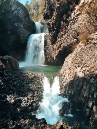 La naturaleza tiene lugares que simplemente te dejan sin palabras… y la Región del Maule está llena de ellos. 💙🏔️

Si buscas paisajes sorprendentes, cascadas, lagunas de montaña y rincones poco conocidos, este destino te invita a descubrir una de las caras más auténticas de Chile.

En El Raco Experience hemos preparado experiencias para que conozcas algunos de los lugares más increíbles de la región, siempre con una logística pensada para que tú solo disfrutes.

✨ Vive la experiencia de recorrer: 🏞️ Parque Nacional Radal Siete Tazas, con sus famosas cascadas, pozones y senderos. 🏔️ Valle Los Cóndores, rodeado de imponentes paredes de roca, cascadas y miradores naturales. 🌋 Laguna del Maule, uno de los paisajes cordilleranos más impresionantes del país. 🪨 Monjes Blancos y la sorprendente Muela del Diablo, formaciones geológicas únicas. 🌿 Valle de Vilches y Cerro El Peine, ideales para conectar con la naturaleza y disfrutar de vistas inolvidables.

💳 Reserva de la forma que más te acomode: ✔️ WebPay (crédito y débito) ✔️ Transferencia bancaria ✔️ Crédito directo

💬 ¿Te animas a descubrir la Región del Maule con nosotros? Escríbenos y comencemos a planificar tu próxima aventura.

🌐 www.elracoexperience.com
📧 reservaselracoexperience@gmail.com
📱 WhatsApp +56 9 7829 6739

🇨🇱 Registro Sernatur: 69766

❤️ Somos personas atendiendo personas. Tu viaje, como si fuera el nuestro.

#ElRacoExperience #ViajaPorChile #TurismoChile #RegiónDelMaule #SieteTazas