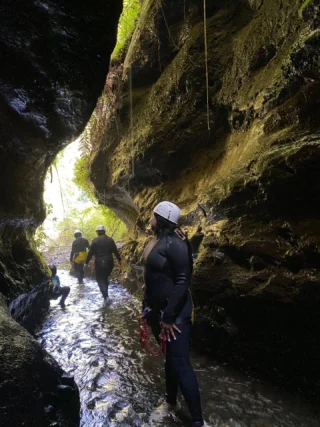 Hay destinos donde cada día trae una aventura diferente… y Pucón es uno de ellos. 🌋🌿

Bosques nativos, volcanes, lagunas de montaña, cascadas y termas naturales hacen de Pucón un destino perfecto para quienes buscan conectar con la naturaleza y vivir experiencias inolvidables.

En El Raco Experience organizamos cada detalle para que solo tengas que disfrutar de uno de los rincones más sorprendentes del sur de Chile.

✨ Descubre experiencias como: 

🌋 Explorar las impresionantes Cuevas Volcánicas del Villarrica. 

🥾 Recorrer el sendero hacia las Lagunas Andinas en el Parque Nacional Villarrica. 

💦 Conocer las hermosas Cascadas Palguín, La China y El León. 

♨️ Relajarte en las reconocidas Termas Huife, rodeadas de naturaleza. 

🏞️ Recorrer los paisajes más emblemáticos de Pucón y sus alrededores.

💳 Reserva de la forma que más te acomode: ✔️ WebPay (crédito y débito) ✔️ Transferencia bancaria ✔️ Crédito directo

💬 ¿Te imaginas viviendo esta aventura? Escríbenos y comencemos a planificar tu próximo viaje.

🌐 www.elracoexperience.com
📧 reservaselracoexperience@gmail.com
📱 WhatsApp +56 9 7829 6739

🇨🇱 Registro Sernatur: 69766

❤️ Somos personas atendiendo personas. Tu viaje, como si fuera el nuestro.

#Pucon #Villarrica #VolcanVillarrica #Araucania #rapanui🗿