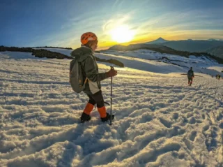 Melipeuco es uno de esos destinos donde la naturaleza se vive en su estado más puro🌿🏔️

Entre volcanes, bosques milenarios de araucarias, lagunas de origen volcánico y paisajes que parecen sacados de otro mundo, cada día se transforma en una nueva aventura.

En El Raco Experience organizamos cada detalle para que solo tengas que disfrutar de una experiencia inolvidable en el corazón de La Araucanía. Nuestro programa combina senderismo, paisajes únicos y algunos de los lugares más sorprendentes del sur de Chile.

✨ Descubre experiencias como:

🌋 Alcanzar la cumbre del Volcán Sollipulli y contemplar su impresionante glaciar interior.

🌲 Recorrer el espectacular Parque Nacional Conguillío, hogar del majestuoso Volcán Llaima y centenarias araucarias.

💦 Conocer el Salto Truful Truful, el cañón y las cristalinas lagunas Verde y Arcoíris.

🥾 Caminar por los miradores de Sierra Nevada, con vistas privilegiadas al Lago Conguillío y la Cordillera de los Andes.

♨️ Descansar en una acogedora cabaña con tinaja privada, el cierre perfecto para cada jornada de aventura.

💳 Reserva de la forma que más te acomode: ✔️ WebPay (crédito y débito) ✔️ Transferencia bancaria ✔️ Crédito directo

💬 ¿Te imaginas descubriendo este rincón escondido de La Araucanía? Escríbenos y comencemos a planificar tu próxima aventura.

🌐 www.elracoexperience.com
📧 reservaselracoexperience@gmail.com
📱 WhatsApp +56 9 7829 6739

🇨🇱 Registro Sernatur: 69766

❤️ Somos personas atendiendo personas. Tu viaje, como si fuera el nuestro.

#Conguillio #Melipeuco #Araucania #VolcanLlaima #rapanui🗿