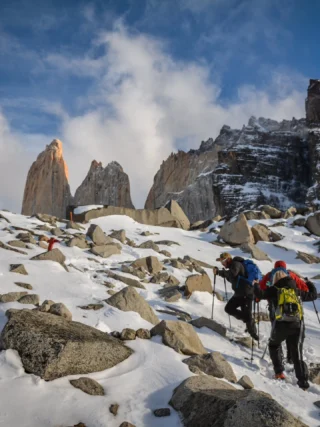 Torres del Paine es un lugar que parece sacado de otro mundo 💙🏔️

Imponentes montañas, glaciares milenarios, lagos de color turquesa y una fauna única convierten a este rincón de la Patagonia en uno de los destinos más espectaculares del planeta.

En El Raco Experience organizamos cada detalle para que solo tengas que disfrutar de una experiencia inolvidable, recorriendo algunos de los paisajes más icónicos del sur de Chile.

✨ Vive la magia de conocer:

🏔️ El Parque Nacional Torres del Paine y sus miradores más emblemáticos.

🥾 El desafiante trekking hacia la Base Torres, una de las caminatas más famosas del mundo.

🧊 El imponente Glaciar Grey y las aguas del Lago Grey.

🚤 La navegación a los glaciares Balmaceda y Serrano, rodeados de paisajes patagónicos únicos.

🦙 La Cueva del Milodón, un lugar lleno de historia y belleza natural.

💳 Reserva de la forma que más te acomode:
✔️ WebPay (crédito y débito)
✔️ Transferencia bancaria
✔️ Crédito directo

💬 ¿Te imaginas recorriendo la Patagonia y contemplando las Torres al amanecer? Escríbenos y comencemos a planificar esa aventura.

🌐 www.elracoexperience.com
📧 reservaselracoexperience@gmail.com
📱 WhatsApp +56 9 7829 6739

🇨🇱 Registro Sernatur: 69766

❤️ Somos personas atendiendo personas. Tu viaje, como si fuera el nuestro.

#glaciar #TurismoChile #TorresDelPaine #PatagoniaChile #rapanui🗿