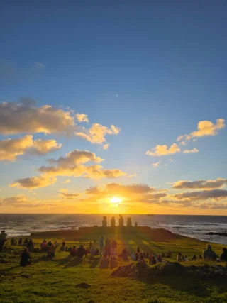 Rapa Nui no es solo un destino, es una experiencia que se vive con todos los sentidos 🌺🗿✨

Recorre paisajes únicos, conoce la historia detrás de sus moáis, descubre volcanes, playas y rincones llenos de cultura mientras disfrutas de una isla que tiene una energía difícil de explicar.

Con El Raco Experience te acompañamos en cada etapa para que puedas dedicarte a disfrutar, descubrir y guardar recuerdos que quedarán contigo para siempre 💙

¿Te imaginas viviendo Rapa Nui junto a nosotros?

#RapaNui #easterisland #IslaDePascua #culturaviva #Chile