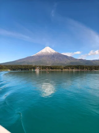 Hay destinos que parecen sacados de una postal… y Puerto Varas es uno de ellos 🏔️💙

En nuestro programa Puerto Varas Experience te invitamos a descubrir algunos de los paisajes más increíbles del sur de Chile 🇨🇱✨

Navega por el Lago Todos los Santos y descubre Peulla, rodeado de naturaleza y montañas.
Déjate sorprender por los Saltos del Petrohué y las imponentes vistas del Volcán Osorno. 
Recorre la magia de Chiloé, sus paisajes, tradiciones y características iglesias.
Y disfruta de Puerto Varas, con el Lago Llanquihue y los volcanes acompañando cada momento 🤗

Una experiencia donde lagos, volcanes, bosques y cultura se unen para mostrarte una de las caras más hermosas del sur de Chile.

Nosotros coordinamos cada detalle de tu experiencia, para que tú solo tengas que dedicarte a vivirla ☺️

¿Puerto Varas está en tu lista de próximos destinos? 😍

#PuertoVaras #SurDeChile #Chile #LagoTodosLosSantos #chiloe