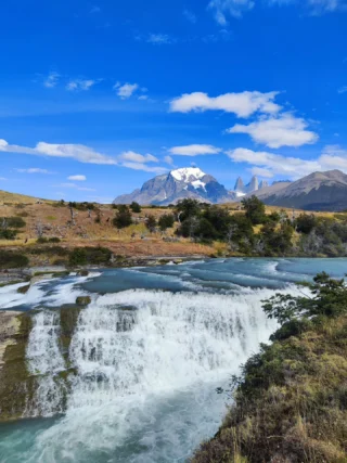 Torres del Paine no se explica ni siquiera en fotografías. Se vive frente a la inmensidad 🏔️Hay paisajes que uno sueña durante años… y cuando finalmente los tiene enfrente, entiende por qué valió la pena llegar hasta ahí.En plena Patagonia Chilena, el Parque Nacional Torres del Paine reúne montañas, lagos, glaciares, senderos y algunas de las postales más impresionantes de Chile.Puedes recorrer sus principales miradores, navegar frente al Glaciar Grey o desafiarte con el trekking hasta Base Torres. Cada experiencia muestra una cara distinta de este rincón del mundo.En El Raco Experience organizamos tu viaje para que tú solo te preocupes de disfrutarlo: vuelos, traslados, alojamiento, excursiones y asistencia durante toda tu experiencia.La Patagonia te espera. ¿La próxima foto será la tuya? 🇨🇱Conoce nuestros programas en elracoexperience.com#TorresDelPaine #PatagoniaChilena #BaseTorres #GlaciarGrey #ViajarPorChile