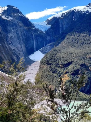 Carretera Austral 🇨🇱✨ Entre montañas, bosques, ríos de aguas turquesas y caminos que parecen perderse en medio de la Patagonia, cada kilómetro te recuerda lo inmenso y hermoso que puede ser el sur de Chile.Desde las increíbles Capillas de Mármol, navegando entre formaciones esculpidas por el agua 💎, hasta los paisajes del Parque Nacional Queulat, las aguas termales escondidas entre naturaleza y la aventura de navegar rumbo a Laguna San Rafael para encontrarse frente a frente con el hielo patagónico 🧊Pero hay algo más que nos encanta de recorrer estos rincones…Escuchar un chamamé 🪗Que suene en una radio, en una casa, en un pequeño pueblo o en algún rincón del camino. Porque en la Patagonia el chamamé no solo se escucha: acompaña ❤️Tiene algo especial recorrer estos paisajes mientras suenan el acordeón y la guitarra, sintiendo esa mezcla de campo, tradición y vida patagona que todavía se conserva en cada rincón.Porque conocer la Carretera Austral no es solamente visitar lugares increíbles.Es recorrer sus caminos, conocer a su gente, escuchar sus historias y dejar que la Patagonia te muestre su propia forma de vivir 🌿🧉Y si de fondo suena un chamamé… mucho mejor 🪗❤️📍 Carretera Austral, Patagonia chilena
🇨🇱 Viaja por Chile con El Raco Experience#CarreteraAustral #PatagoniaChilena #Patagonia #Aysen #CapillasDeMarmol