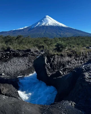 🌋 Puerto Varas es mucho más que una ciudad frente al lago: es la puerta de entrada a algunos de los paisajes más increíbles del sur de Chile 🏔️Con nuestro Programa Experience de Puerto Varas recorremos volcanes, lagos, pueblos llenos de historia y rincones donde la naturaleza de la Región de Los Lagos se muestra en todo su esplendorLa aventura comienza descubriendo la magia de Chiloé, cruzando el Canal de Chacao para conocer Castro, sus famosos palafitos y la tradición de Dalcahue, con su costanera, mercado artesanal e iglesias llenas de historia 🏡También navegamos por las aguas esmeralda del Lago Todos los Santos hasta llegar a Villa Peulla, un pequeño poblado rodeado por la Cordillera de los Andes y paisajes donde aparecen los volcanes Osorno, Puntiagudo y Tronador 🚢🌿Otro de los grandes momentos del viaje es recorrer el Parque Nacional Vicente Pérez Rosales, caminar junto a los impresionantes Saltos del Petrohué y acercarnos al imponente Volcán Osorno 🌋Y porque Puerto Varas también se vive bordeando su lago, realizamos la Vuelta al Lago Llanquihue, recorriendo lugares como Frutillar, Puerto Octay, Las Cascadas y Ensenada, entre arquitectura, tradición alemana y algunas de las postales más lindas del sur de Chile ❤️Un viaje para descubrir una región donde los volcanes se reflejan sobre los lagos, los caminos atraviesan bosques y cada día muestra una cara diferente del sur📍 Puerto Varas, Región de Los Lagos, Chile
Vive nuestro Programa Experience de Puerto Varas junto a El Raco Experience 🇨🇱#PuertoVaras #LagoLlanquihue #SaltosDelPetrohue #Chiloe #Volcanosorno